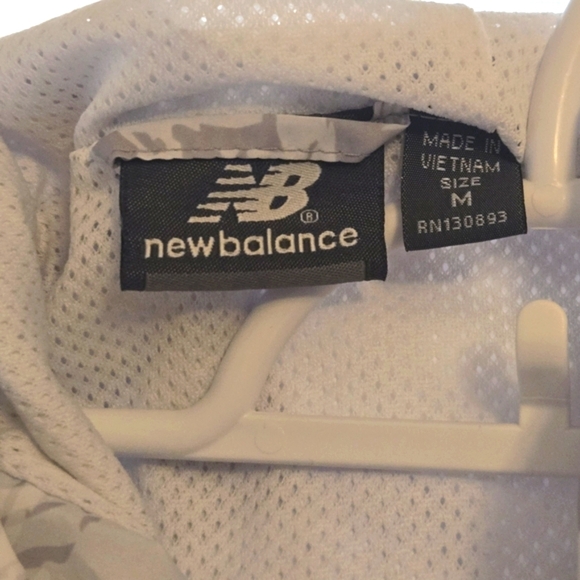 New Balance White Grey Camo Mesh Wind Rain Jacket Medium - Picture 5 of 7